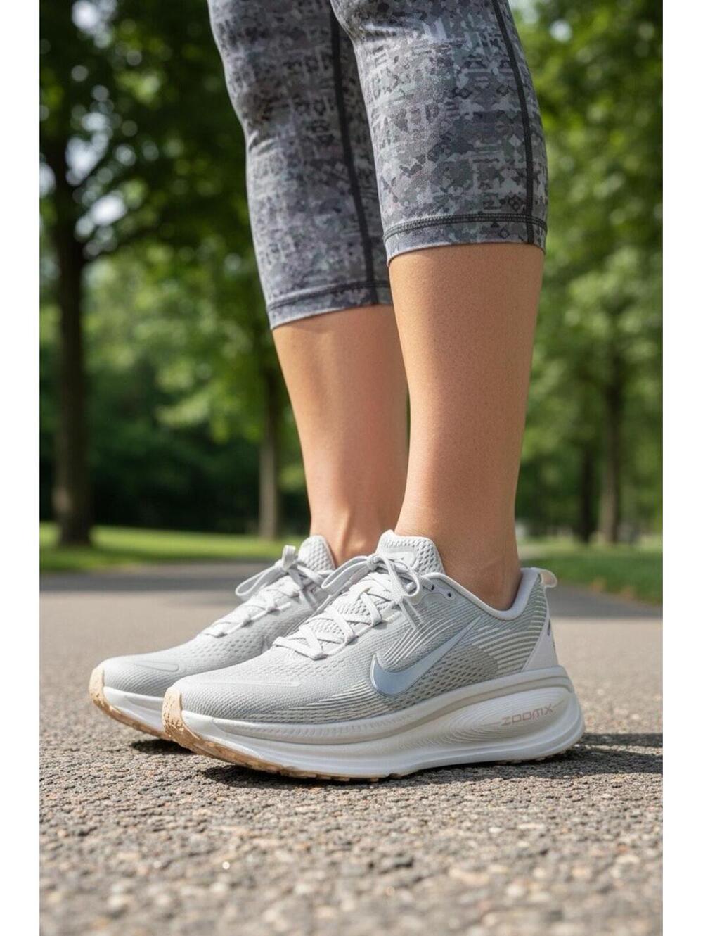 Nike Vomero 18 Light Bone Metallic Silver Coconut Women's Running Shoes Size 7